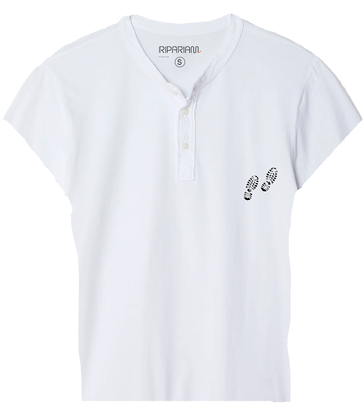 Ripariam <span></span> Camiseta entallada de mujer <b>Blanco Pisadas</b>