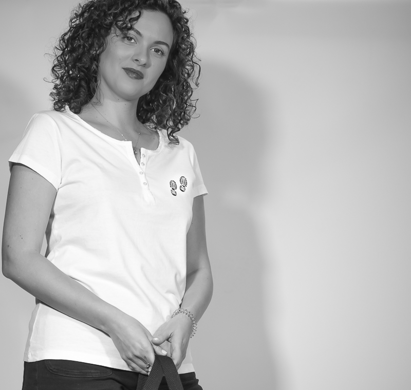 Modelo con Camiseta Pisadas Blancas de Original Ripariam
